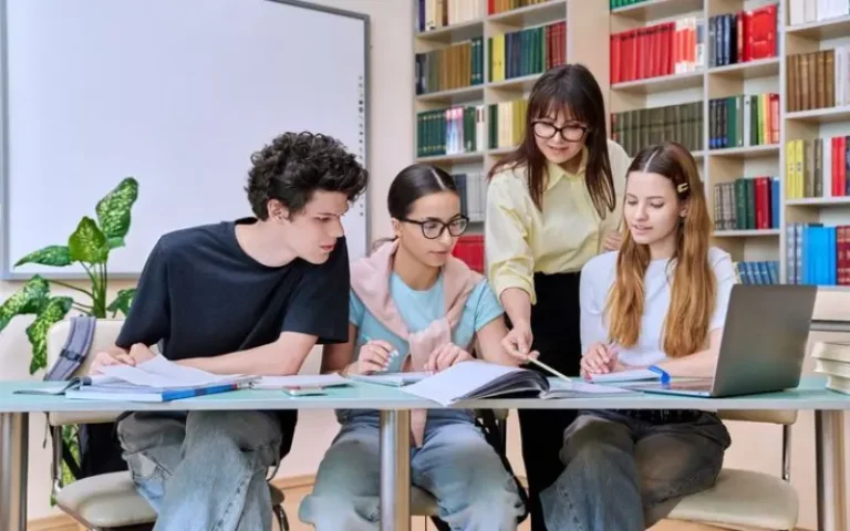 Python training in Lucknow – students learning programming and data basics in classroom